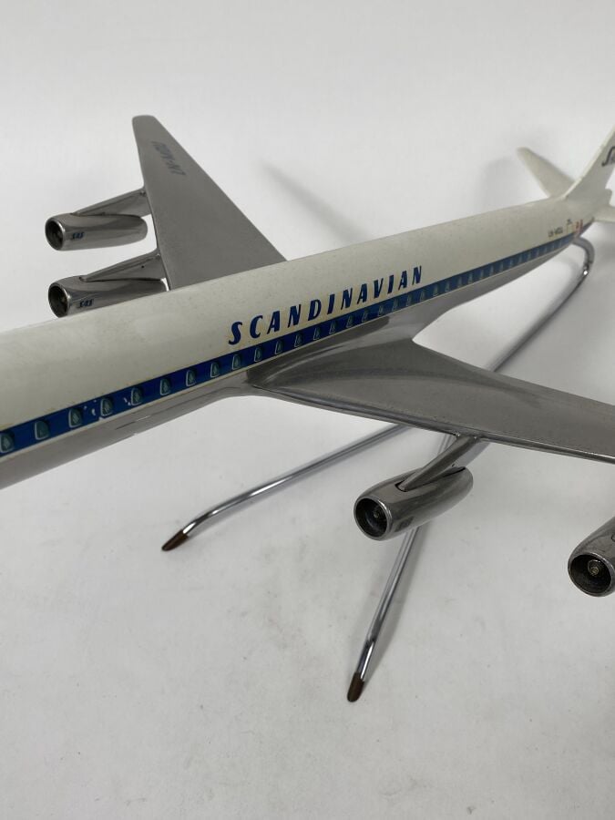 2 modèles : - - DC8-63 SAS LN-MOU au 1/100ème en aluminium peint réalisée par F…