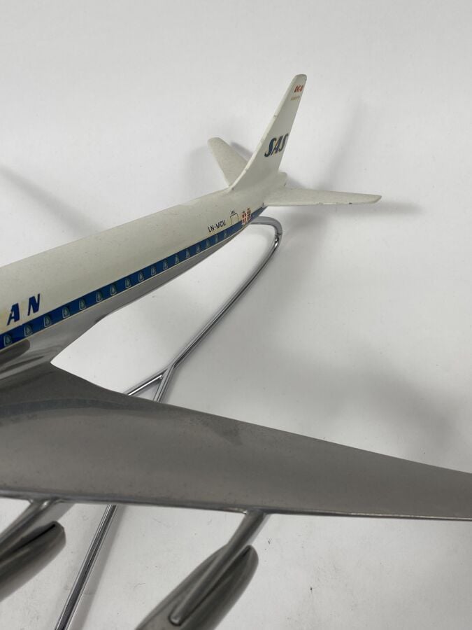 2 modèles : - - DC8-63 SAS LN-MOU au 1/100ème en aluminium peint réalisée par F…