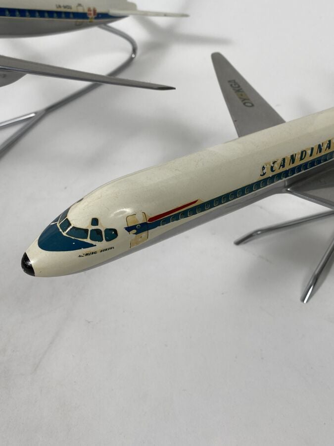 2 modèles : - - DC8-63 SAS LN-MOU au 1/100ème en aluminium peint réalisée par F…