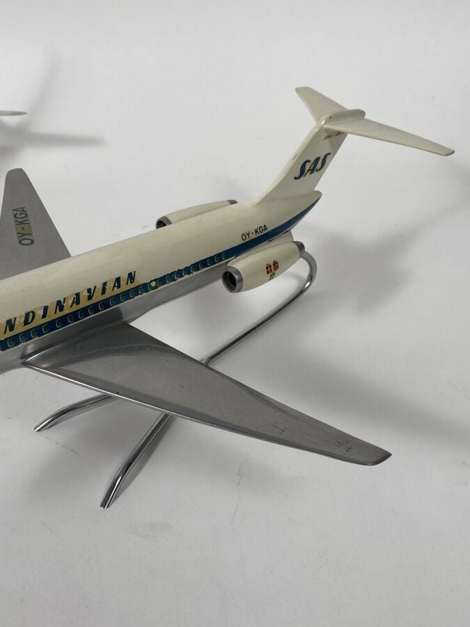 2 modèles : - - DC8-63 SAS LN-MOU au 1/100ème en aluminium peint réalisée par F…