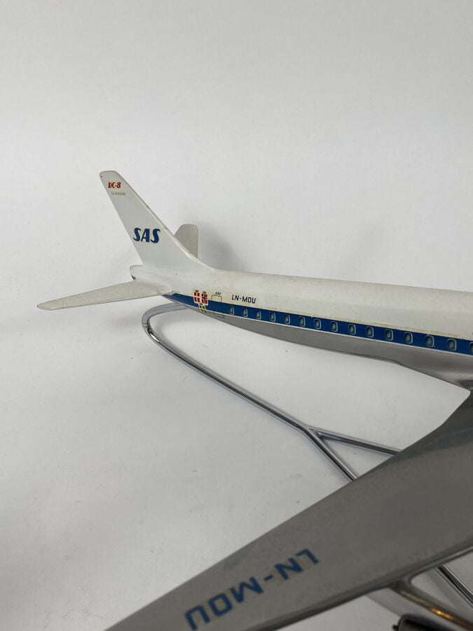 2 modèles : - - DC8-63 SAS LN-MOU au 1/100ème en aluminium peint réalisée par F…