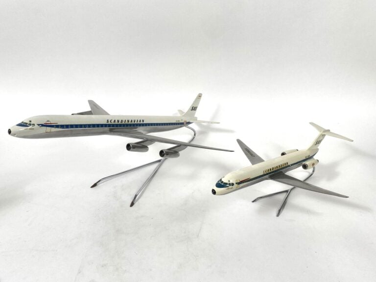 2 modèles : - - DC8-63 SAS LN-MOU au 1/100ème en aluminium peint réalisée par F…