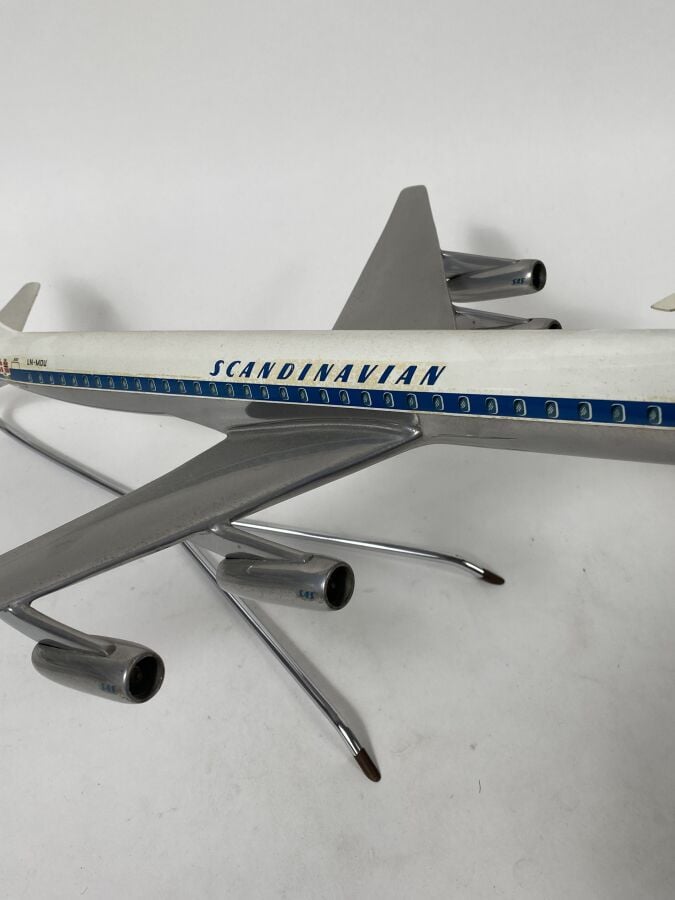 2 modèles : - - DC8-63 SAS LN-MOU au 1/100ème en aluminium peint réalisée par F…