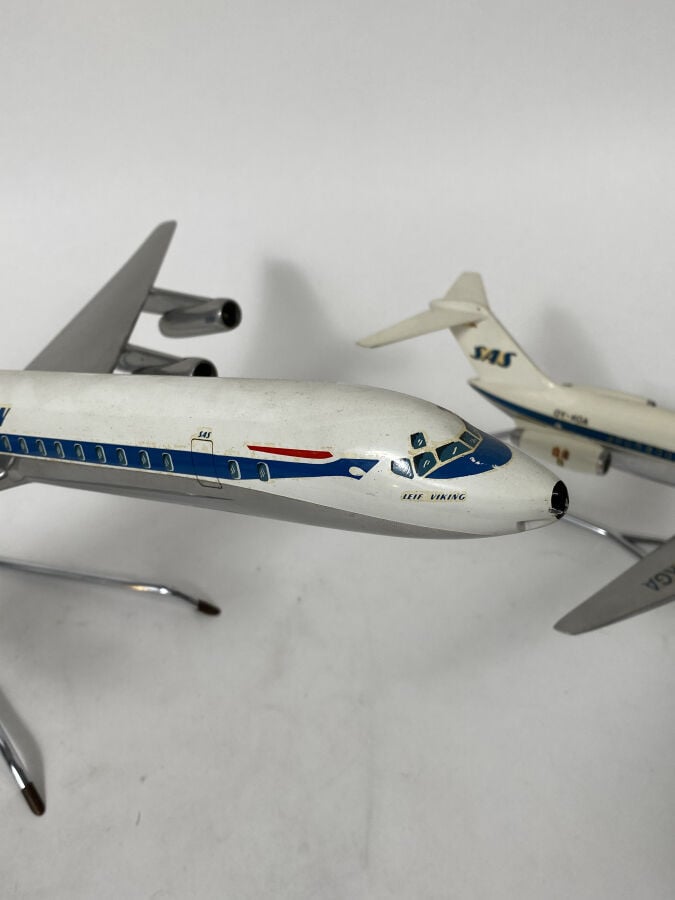 2 modèles : - - DC8-63 SAS LN-MOU au 1/100ème en aluminium peint réalisée par F…