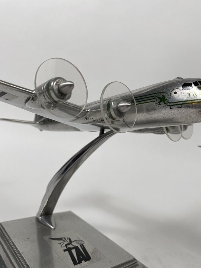 2 modèles pour : - - Douglas DC4 Transports Aériens Intercontinentaux TAI pour…