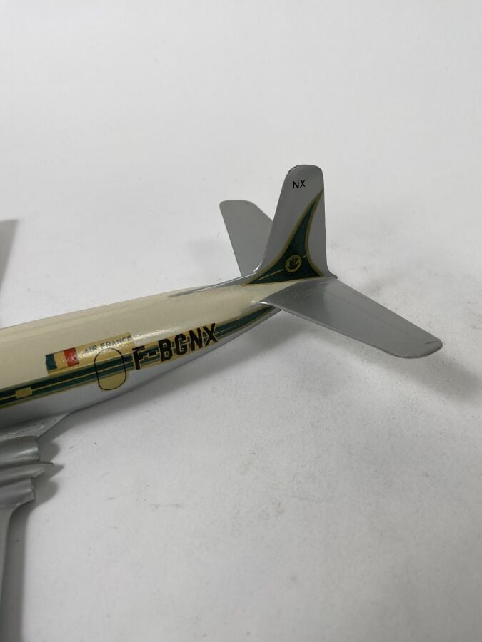 2 modèles : - -Vickers Viscount Air France F-BGRV au 1/100ème en aluminium pein…