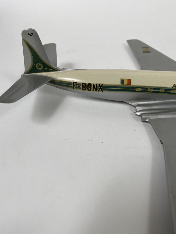 2 modèles : - -Vickers Viscount Air France F-BGRV au 1/100ème en aluminium pein…