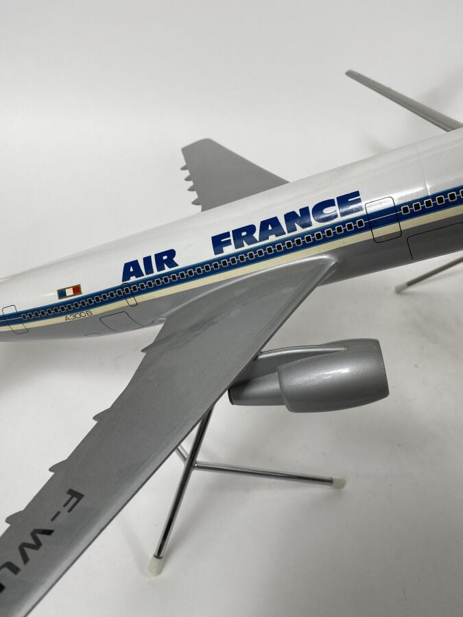 3 modèles : - - Airbus A 300 B1 Air France F-WUAC au 1/100ème en résine réalisé…