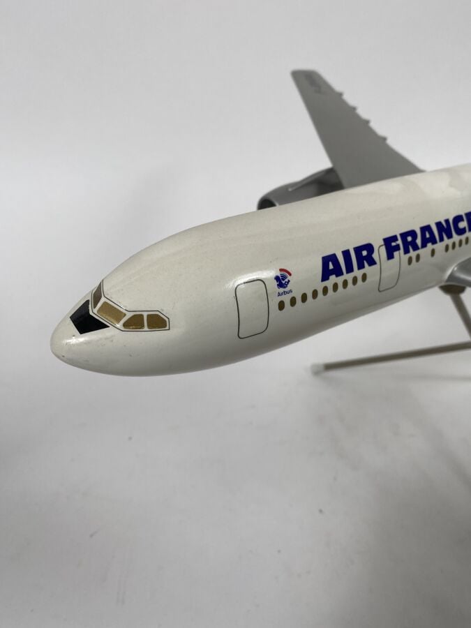 3 modèles : - - Airbus A 300 B1 Air France F-WUAC au 1/100ème en résine réalisé…