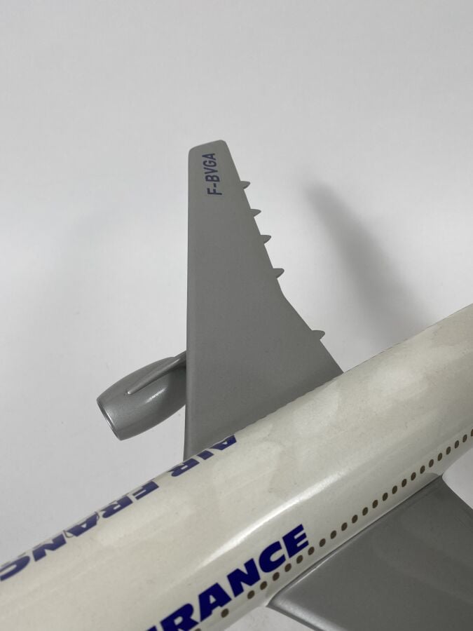 3 modèles : - - Airbus A 300 B1 Air France F-WUAC au 1/100ème en résine réalisé…