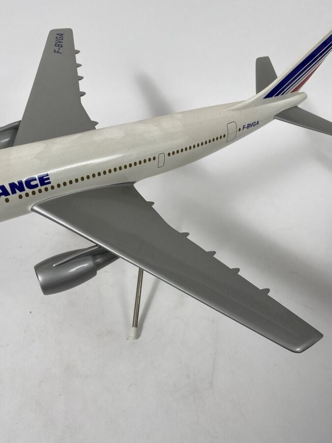 3 modèles : - - Airbus A 300 B1 Air France F-WUAC au 1/100ème en résine réalisé…