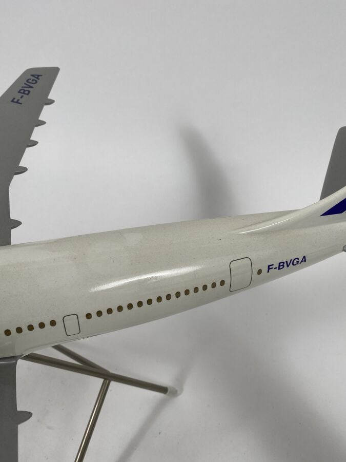 3 modèles : - - Airbus A 300 B1 Air France F-WUAC au 1/100ème en résine réalisé…