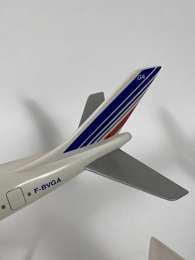 3 modèles : - - Airbus A 300 B1 Air France F-WUAC au 1/100ème en résine réalisé…