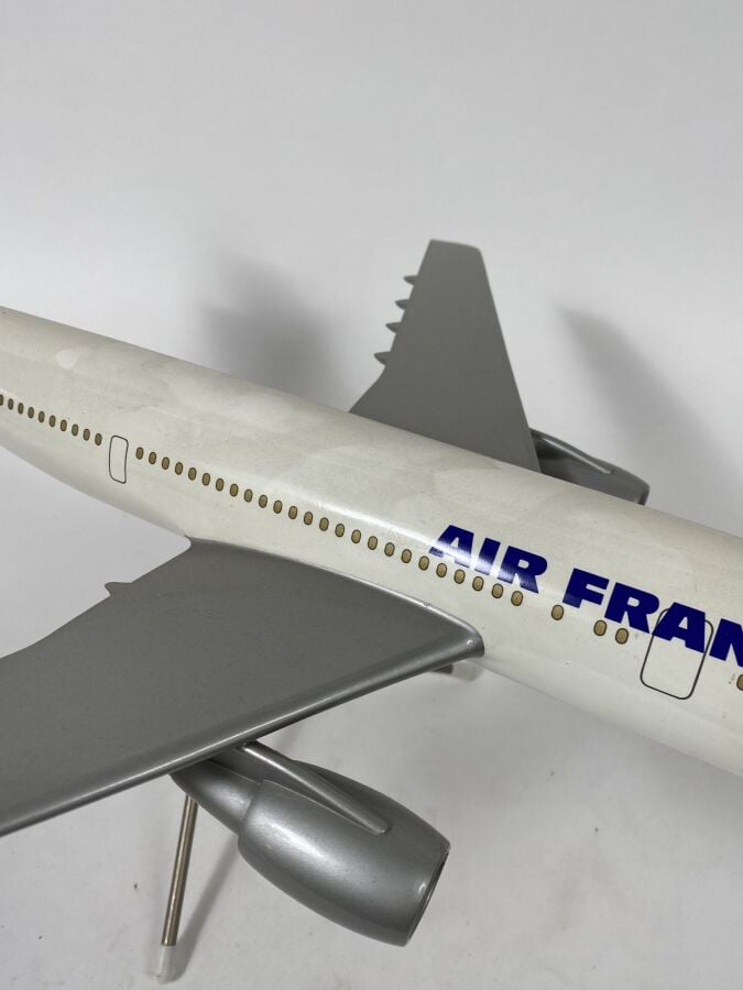 3 modèles : - - Airbus A 300 B1 Air France F-WUAC au 1/100ème en résine réalisé…