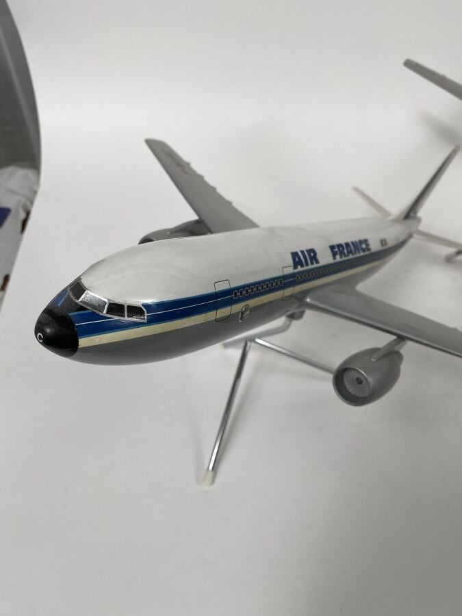 3 modèles : - - Airbus A 300 B1 Air France F-WUAC au 1/100ème en résine réalisé…