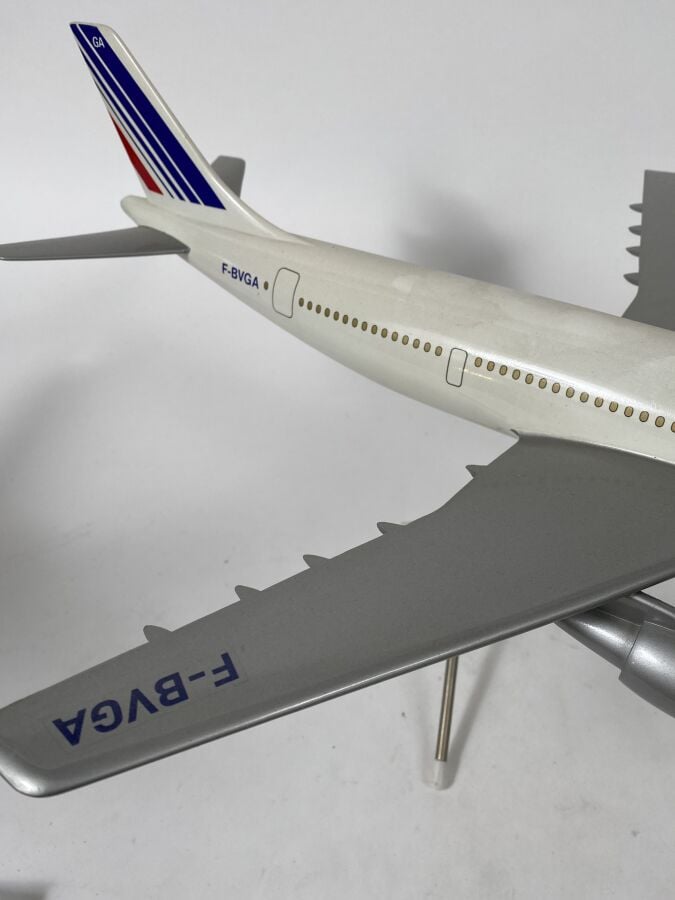 3 modèles : - - Airbus A 300 B1 Air France F-WUAC au 1/100ème en résine réalisé…