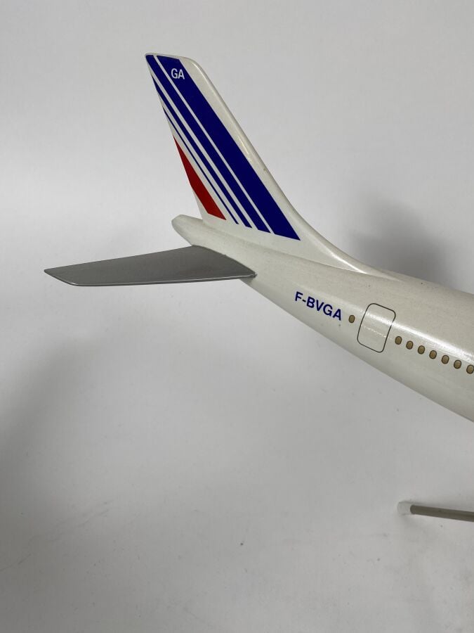 3 modèles : - - Airbus A 300 B1 Air France F-WUAC au 1/100ème en résine réalisé…