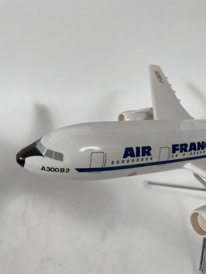 3 modèles : - - Airbus A 300 B1 Air France F-WUAC au 1/100ème en résine réalisé…
