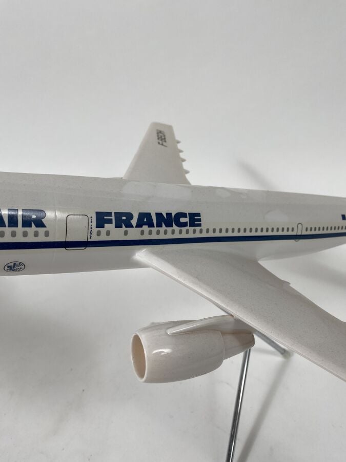 3 modèles : - - Airbus A 300 B1 Air France F-WUAC au 1/100ème en résine réalisé…
