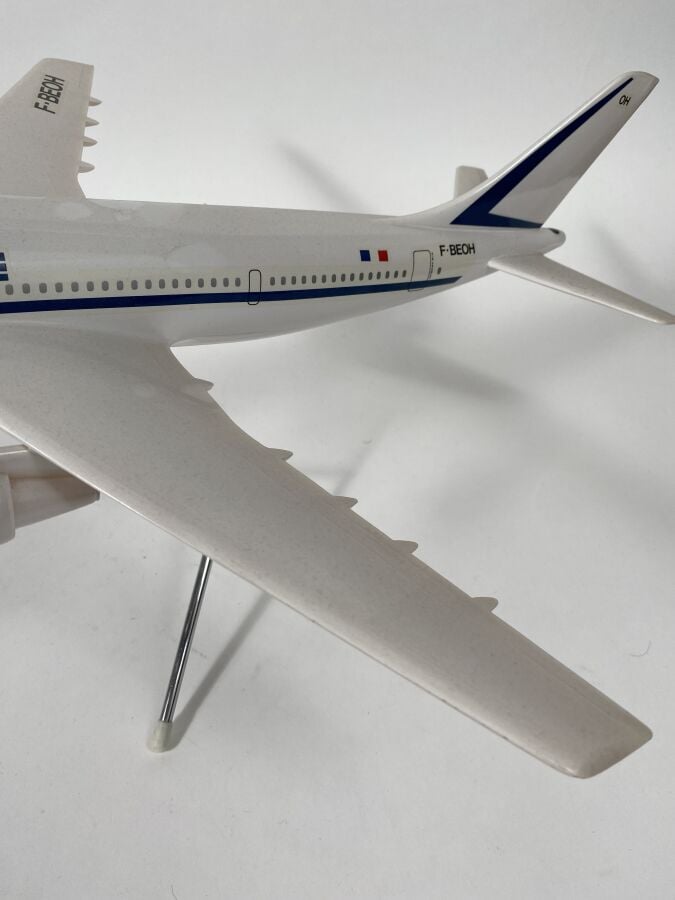 3 modèles : - - Airbus A 300 B1 Air France F-WUAC au 1/100ème en résine réalisé…