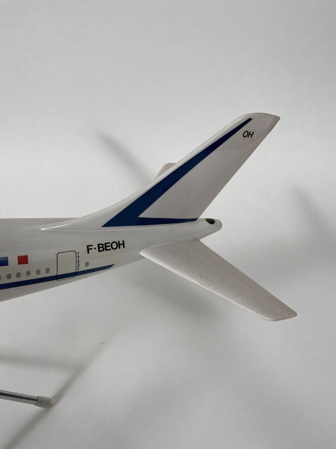 3 modèles : - - Airbus A 300 B1 Air France F-WUAC au 1/100ème en résine réalisé…