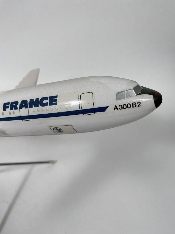3 modèles : - - Airbus A 300 B1 Air France F-WUAC au 1/100ème en résine réalisé…