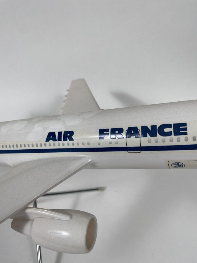 3 modèles : - - Airbus A 300 B1 Air France F-WUAC au 1/100ème en résine réalisé…