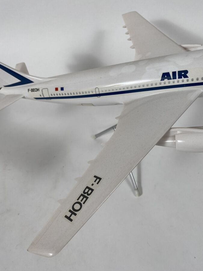 3 modèles : - - Airbus A 300 B1 Air France F-WUAC au 1/100ème en résine réalisé…
