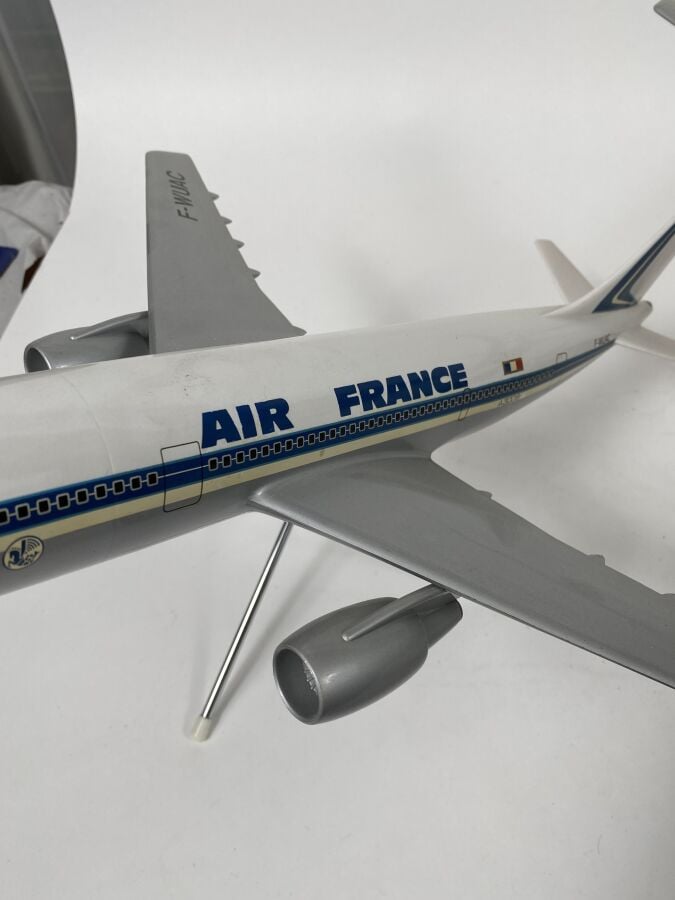 3 modèles : - - Airbus A 300 B1 Air France F-WUAC au 1/100ème en résine réalisé…