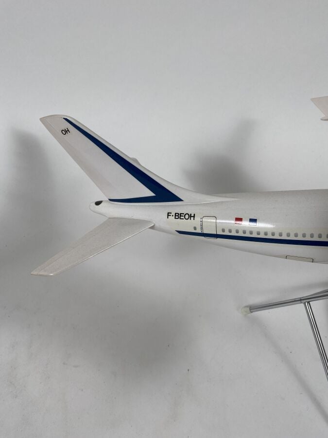 3 modèles : - - Airbus A 300 B1 Air France F-WUAC au 1/100ème en résine réalisé…