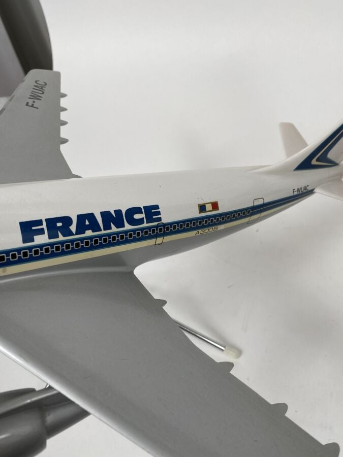 3 modèles : - - Airbus A 300 B1 Air France F-WUAC au 1/100ème en résine réalisé…