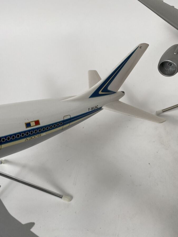 3 modèles : - - Airbus A 300 B1 Air France F-WUAC au 1/100ème en résine réalisé…