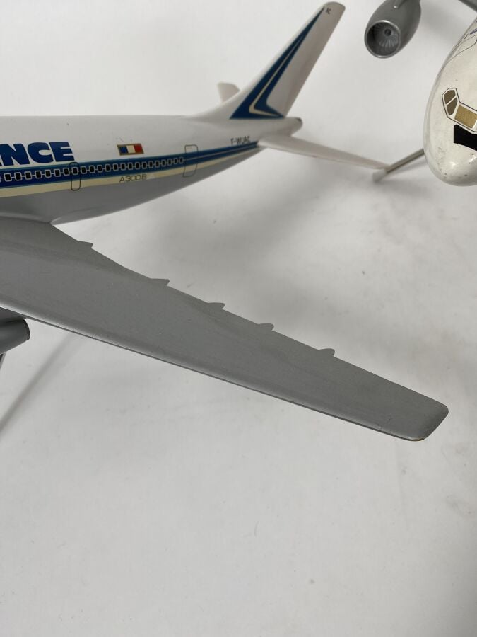 3 modèles : - - Airbus A 300 B1 Air France F-WUAC au 1/100ème en résine réalisé…