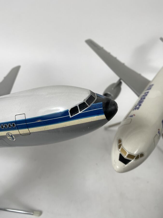3 modèles : - - Airbus A 300 B1 Air France F-WUAC au 1/100ème en résine réalisé…