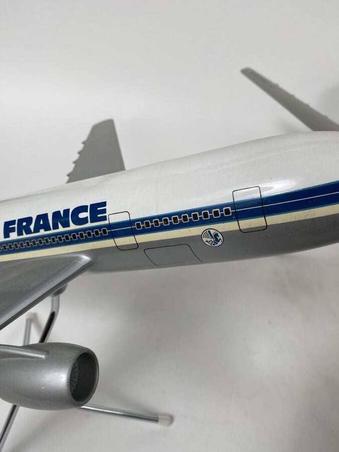 3 modèles : - - Airbus A 300 B1 Air France F-WUAC au 1/100ème en résine réalisé…