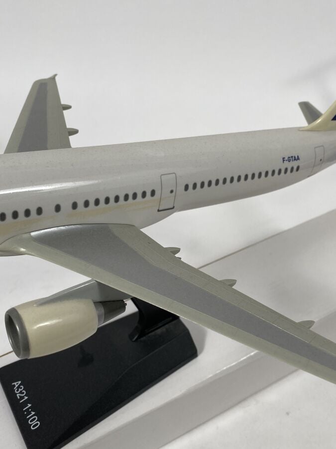 3 modèles : - - Airbus A 321-100 Air France F-GTAA au 1/100ème en plastique réa…