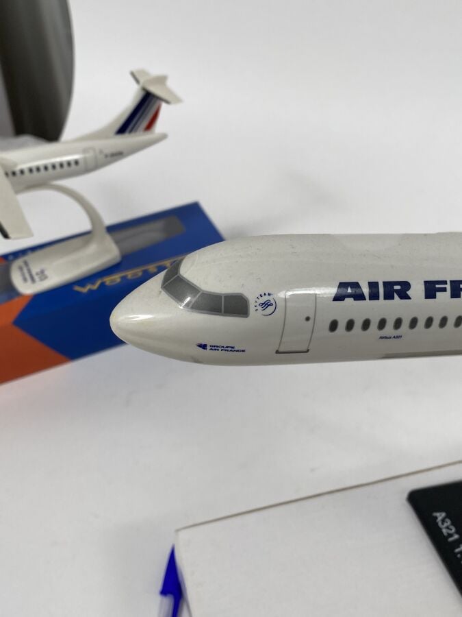 3 modèles : - - Airbus A 321-100 Air France F-GTAA au 1/100ème en plastique réa…