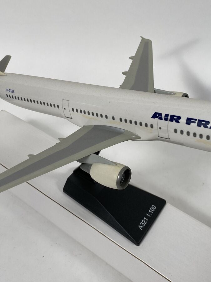 3 modèles : - - Airbus A 321-100 Air France F-GTAA au 1/100ème en plastique réa…