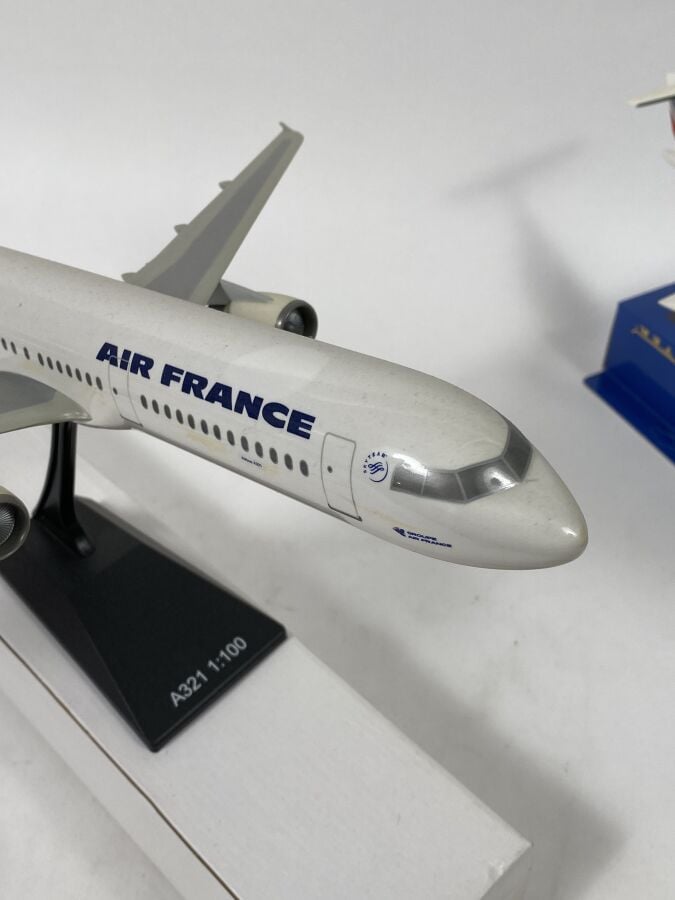 3 modèles : - - Airbus A 321-100 Air France F-GTAA au 1/100ème en plastique réa…