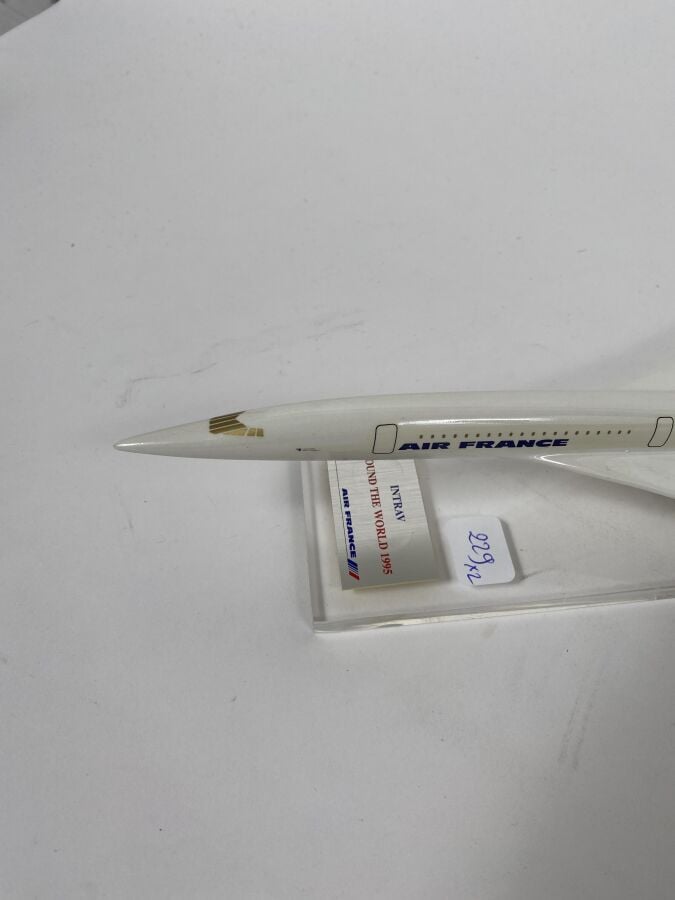 3 modèles : - - BAC Aérospatiale. Concorde Air France F-BVFA au décollage (tour…