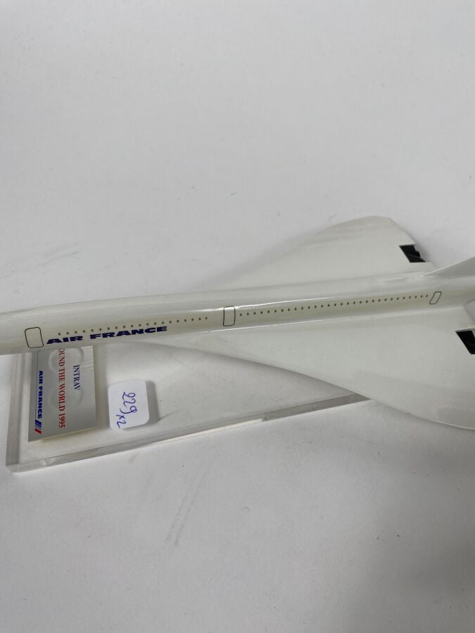 3 modèles : - - BAC Aérospatiale. Concorde Air France F-BVFA au décollage (tour…