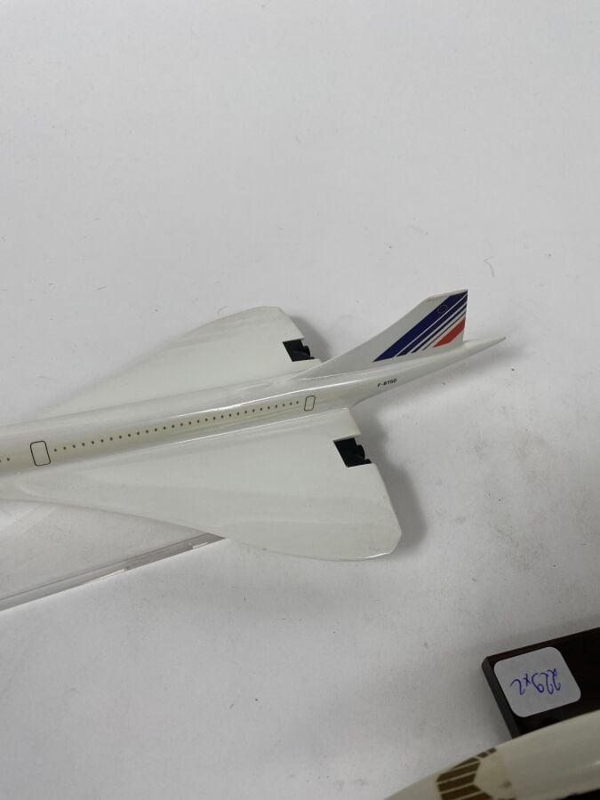 3 modèles : - - BAC Aérospatiale. Concorde Air France F-BVFA au décollage (tour…