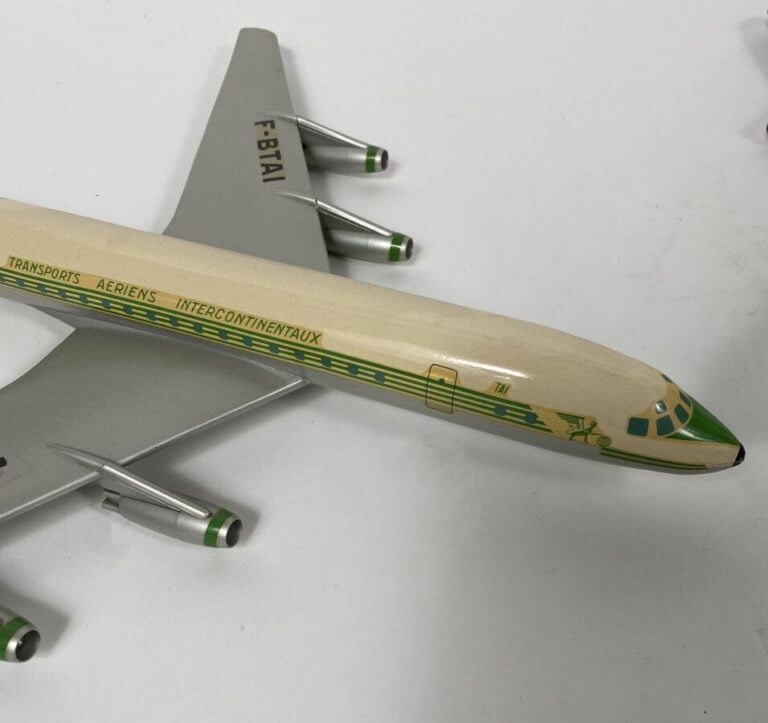 3 modèles : - -Douglas DC8 -32 UAT Aéromaritime F-BTAI au 1/100ème en plastique…