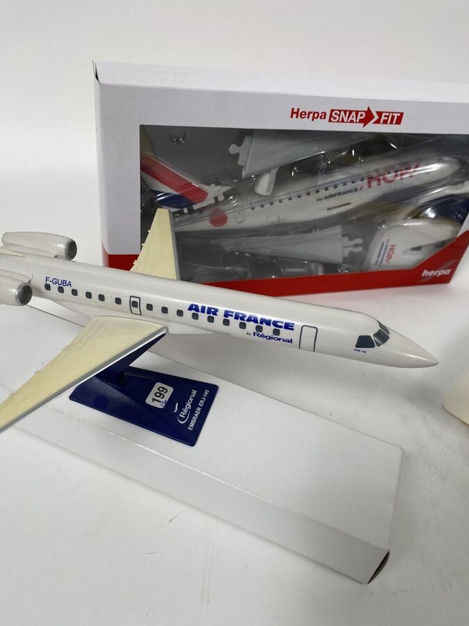 4 modèles en plastique au 1/100ème pour : - -Canadair CRJ 700 Brit Air Air - Fr…