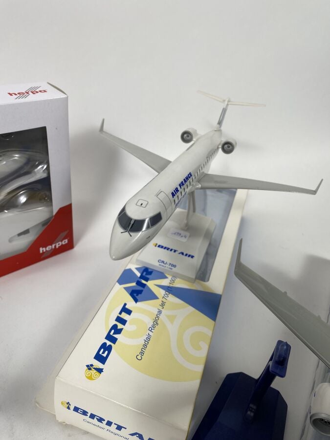 4 modèles en plastique au 1/100ème pour : - -Canadair CRJ 700 Brit Air Air - Fr…