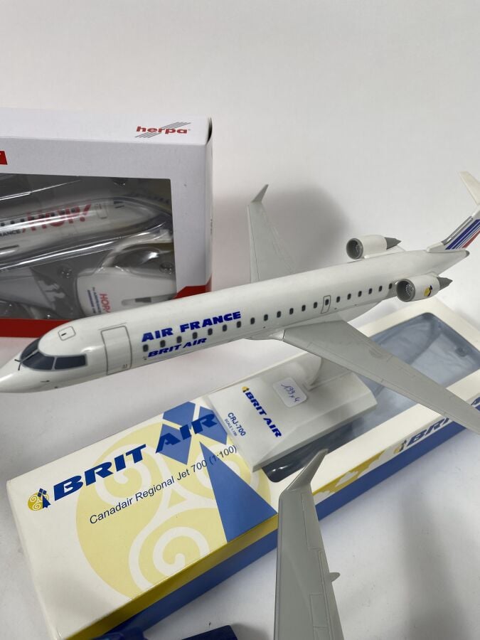4 modèles en plastique au 1/100ème pour : - -Canadair CRJ 700 Brit Air Air - Fr…