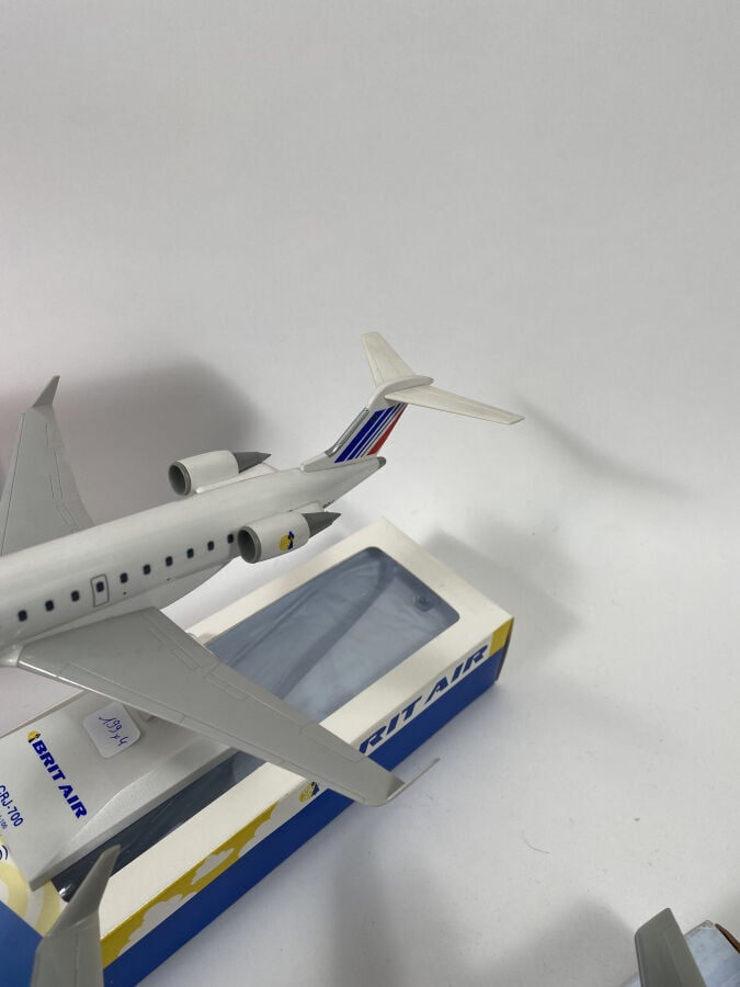 4 modèles en plastique au 1/100ème pour : - -Canadair CRJ 700 Brit Air Air - Fr…