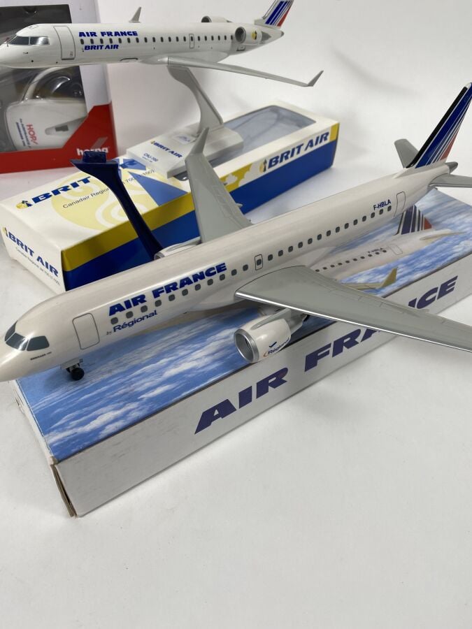 4 modèles en plastique au 1/100ème pour : - -Canadair CRJ 700 Brit Air Air - Fr…