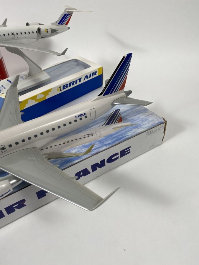 4 modèles en plastique au 1/100ème pour : - -Canadair CRJ 700 Brit Air Air - Fr…