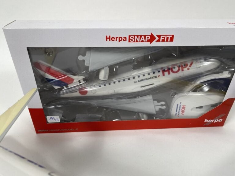 4 modèles en plastique au 1/100ème pour : - -Canadair CRJ 700 Brit Air Air - Fr…